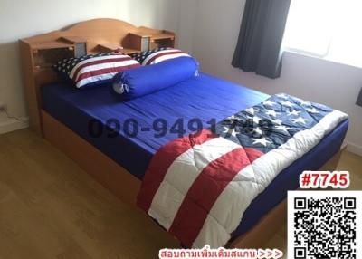 Cozy bedroom with a single bed and American flag-themed bedding