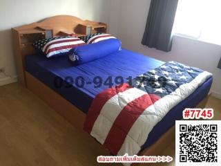 Cozy bedroom with a single bed and American flag-themed bedding