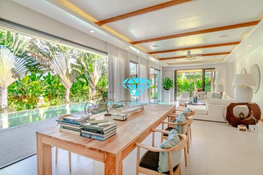 Bright and modern living room with direct access to the pool