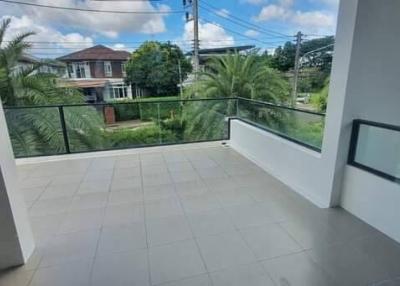 Spacious balcony with a clear view of the neighborhood