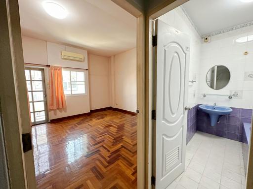 Bright Bedroom with Ensuite Bathroom