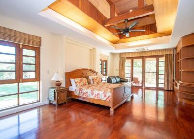 Golf Paradise: Exceptional Property with Pool, Garden, and Spacious Living