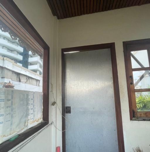 5-bedroom commercial building for sale on Yen Akat Road