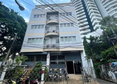 5-bedroom commercial building for sale on Yen Akat Road