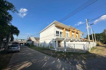 2 Bedrooms Townhouse for Sale in Pa Daet