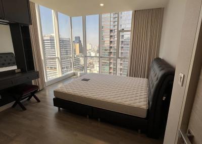 Spacious bedroom with city view