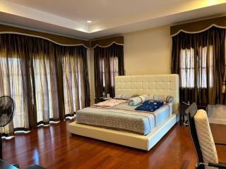 Spacious Bedroom with King-Sized Bed and Hardwood Flooring