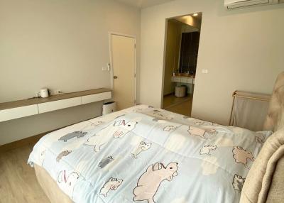 Spacious modern bedroom with en-suite bathroom
