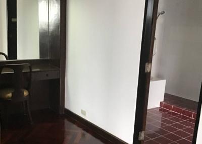 4-BR Condo at Four Wings Mansion near BTS Nana (ID 511887)