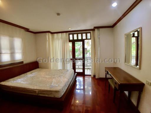 4-Bedrooms House in small compound by the Chaophraya River - Dusit