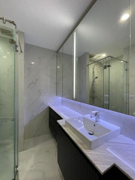 Modern bathroom with walk-in shower and marble finish