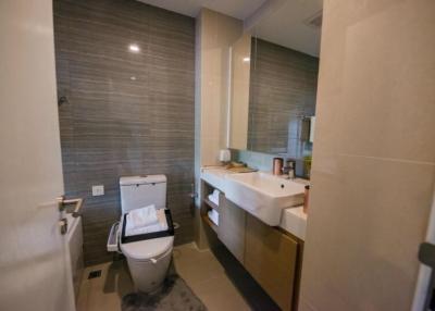 Modern bathroom with wall-mounted toilet and basin