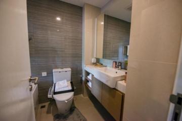 Modern bathroom with wall-mounted toilet and basin