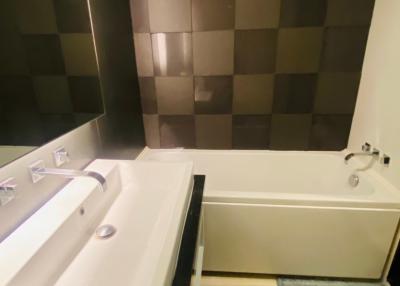 Modern bathroom with large mirror and bathtub