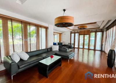 For sale  Beachfront pool villa in Pattaya