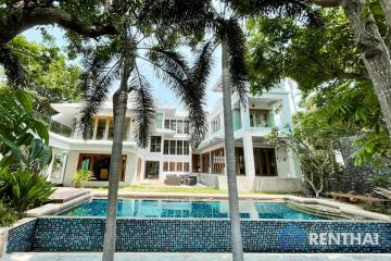 For sale  Beachfront pool villa in Pattaya