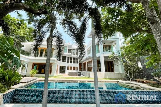 For sale  Beachfront pool villa in Pattaya