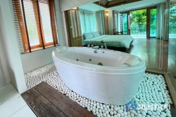 For sale  Beachfront pool villa in Pattaya