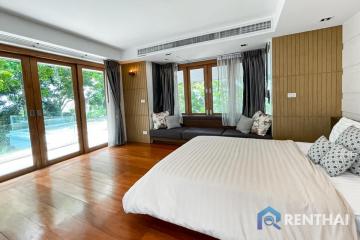 For sale  Beachfront pool villa in Pattaya