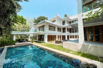 For sale  Beachfront pool villa in Pattaya