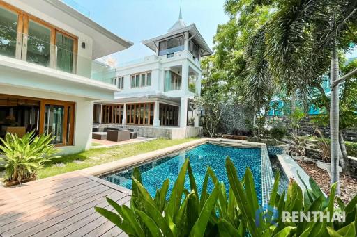 For sale  Beachfront pool villa in Pattaya