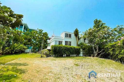 For sale  Beachfront pool villa in Pattaya