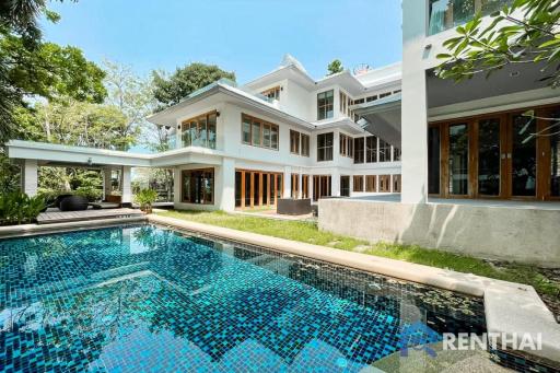 For sale  Beachfront pool villa in Pattaya