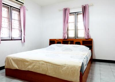 บ้านหลังนี้มี 4 ห้องนอน  อยู่ในโครงการชื่อ Pattaya Park Hill 3  ตั้งอยู่ที่