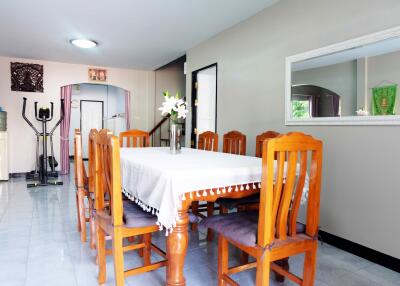 บ้านหลังนี้มี 4 ห้องนอน  อยู่ในโครงการชื่อ Pattaya Park Hill 3  ตั้งอยู่ที่