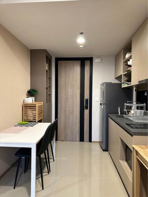 Modern kitchen with dining area and wooden finishes