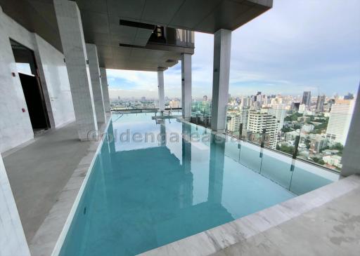 Beautiful 2-Bedrooms just steps away from Phrom Phong BTS