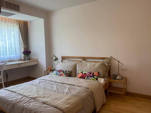 Cozy bedroom with double bed and modern amenities