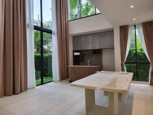 Modern kitchen with large windows, marble countertops and high ceilings