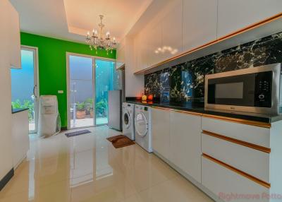 6 Bed House For Sale In East Pattaya - Not In A Village