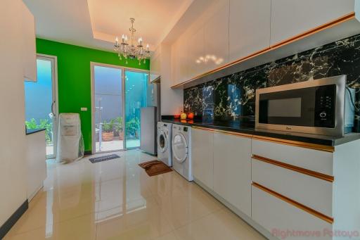 6 Bed House For Sale In East Pattaya - Not In A Village