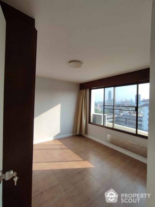 2-BR Condo near MRT Khlong Toei