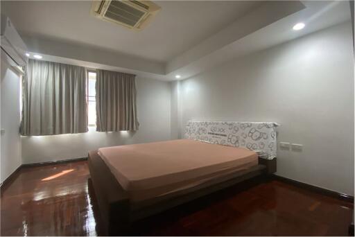 Spacious 2 Bedroom Apartment with Balcony  BTS Phromphong