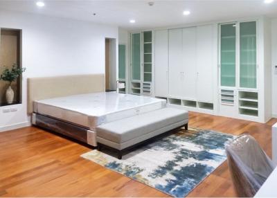 "Luxury Sukhumvit Condo: Ready to Move In!"