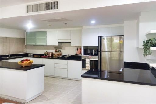 "Luxury Sukhumvit Condo: Ready to Move In!"