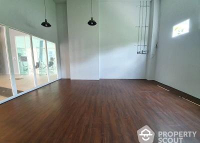 Retail Space for Rent in Chong Nonsi