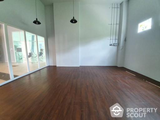 Retail Space for Rent in Chong Nonsi