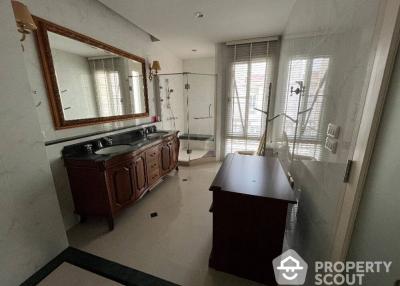 4-BR House near BTS Krung Thon Buri