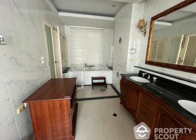 4-BR House near BTS Krung Thon Buri