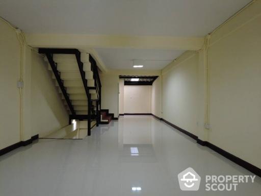 Commercial for Rent in Wat Phraya Krai