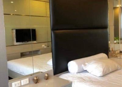 1-BR Condo near BTS Saphan Taksin