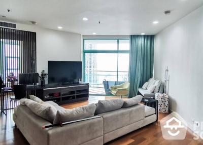 2-BR Condo at Chatrium Riverside Condominium near BTS Saphan Taksin