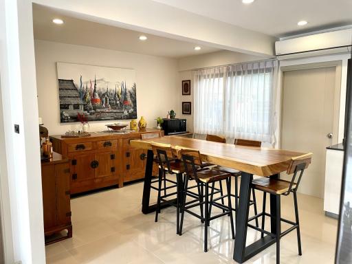 Modern kitchen with dining area and elegant finishes