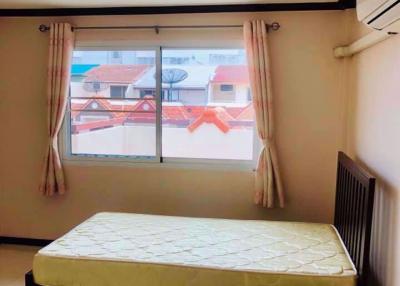 4 bed House in Royal Nakarin Villa Prawet District H05323