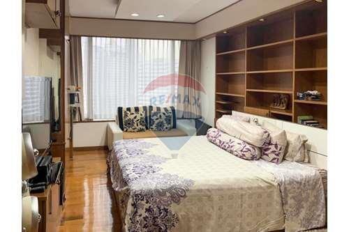Luxury condo near BTS Ploenjin, ideal dream home.