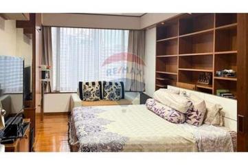 This stunning 2 bed 2 bath condo in Pathum Wan